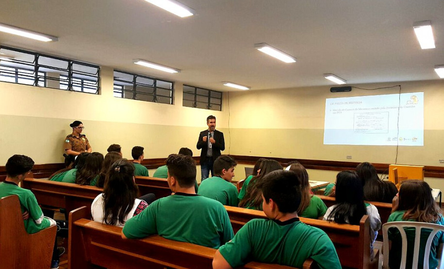 O Departamento de Trânsito do Paraná (Detran) iniciou nesta quarta-feira (27), em Curitiba, um ciclo de palestras do projeto Jovem do Trânsito. O primeiro colégio estadual atendido foi o Homero Baptista de Barros, no bairro Capão Raso, onde 25 alunos do ensino médio participaram da exposição seguida de debate. Até o fim do ano os colégios estaduais Bom Pastor e da Polícia Militar receberão o projeto.
