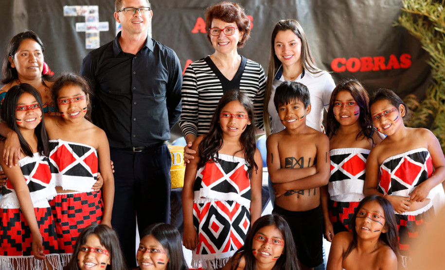A secretária de Estado da Educação, professora Ana Seres, visitou nesta quinta-feira (28) o Colégio Estadual Indígena Rio das Cobras, que foi a primeira unidade indígena da rede estadual de ensino. A escola está localizada na terra indígena de mesmo nome, no município de Nova Laranjeiras, no Centro-Sul do Paraná.