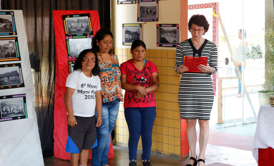 A secretária de Estado da Educação, professora Ana Seres, visitou nesta quinta-feira (28) o Colégio Estadual Indígena Rio das Cobras, que foi a primeira unidade indígena da rede estadual de ensino. A escola está localizada na terra indígena de mesmo nome, no município de Nova Laranjeiras, no Centro-Sul do Paraná.
