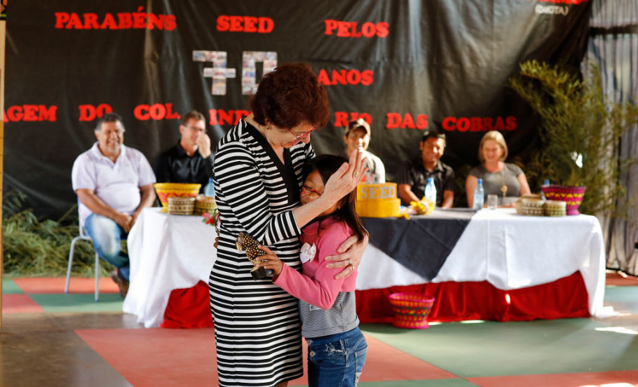 A secretária de Estado da Educação, professora Ana Seres, visitou nesta quinta-feira (28) o Colégio Estadual Indígena Rio das Cobras, que foi a primeira unidade indígena da rede estadual de ensino. A escola está localizada na terra indígena de mesmo nome, no município de Nova Laranjeiras, no Centro-Sul do Paraná.