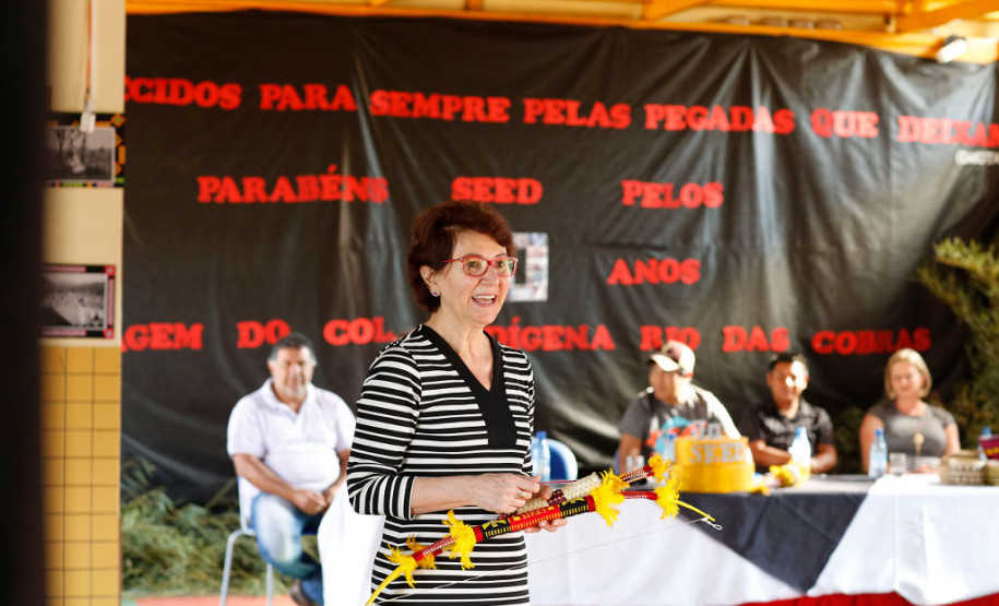 A secretária de Estado da Educação, professora Ana Seres, visitou nesta quinta-feira (28) o Colégio Estadual Indígena Rio das Cobras, que foi a primeira unidade indígena da rede estadual de ensino. A escola está localizada na terra indígena de mesmo nome, no município de Nova Laranjeiras, no Centro-Sul do Paraná.
