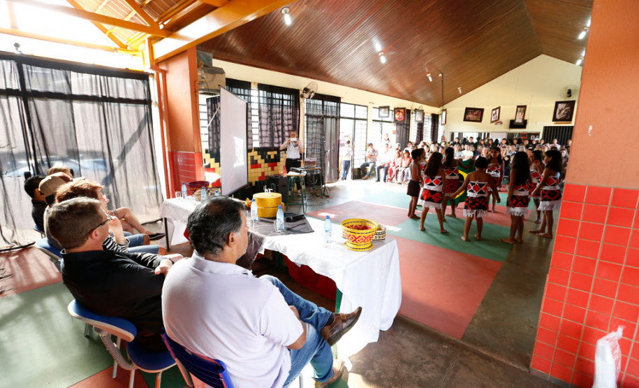 A secretária de Estado da Educação, professora Ana Seres, visitou nesta quinta-feira (28) o Colégio Estadual Indígena Rio das Cobras, que foi a primeira unidade indígena da rede estadual de ensino. A escola está localizada na terra indígena de mesmo nome, no município de Nova Laranjeiras, no Centro-Sul do Paraná.