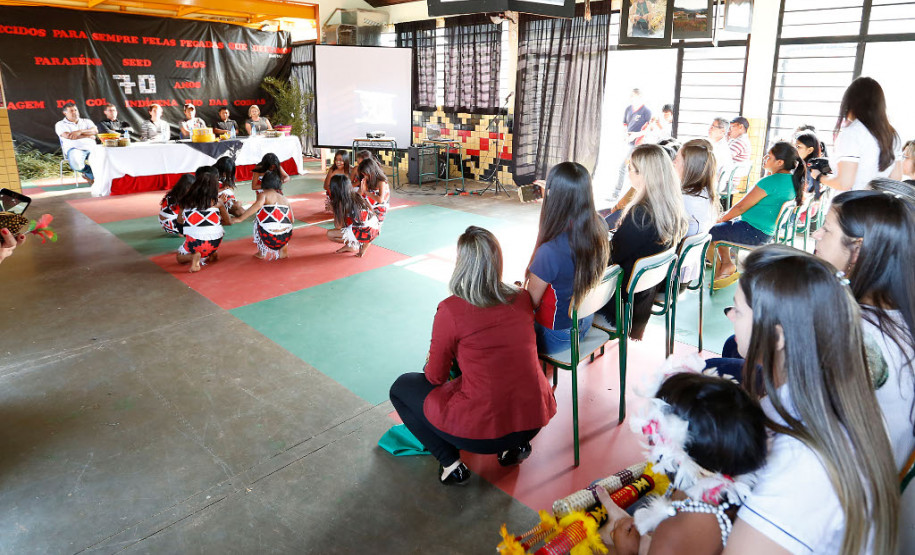 A secretária de Estado da Educação, professora Ana Seres, visitou nesta quinta-feira (28) o Colégio Estadual Indígena Rio das Cobras, que foi a primeira unidade indígena da rede estadual de ensino. A escola está localizada na terra indígena de mesmo nome, no município de Nova Laranjeiras, no Centro-Sul do Paraná.