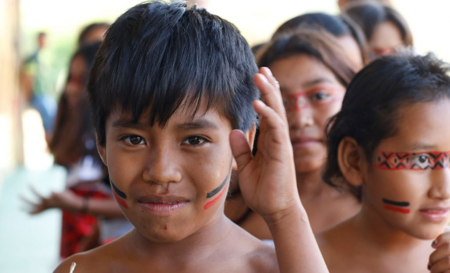 A secretária de Estado da Educação, professora Ana Seres, visitou nesta quinta-feira (28) o Colégio Estadual Indígena Rio das Cobras, que foi a primeira unidade indígena da rede estadual de ensino. A escola está localizada na terra indígena de mesmo nome, no município de Nova Laranjeiras, no Centro-Sul do Paraná.