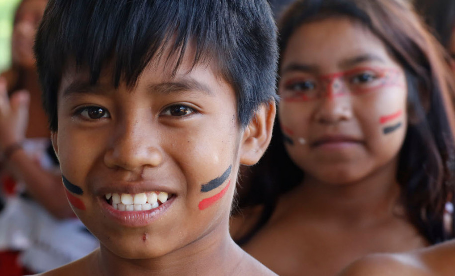 A secretária de Estado da Educação, professora Ana Seres, visitou nesta quinta-feira (28) o Colégio Estadual Indígena Rio das Cobras, que foi a primeira unidade indígena da rede estadual de ensino. A escola está localizada na terra indígena de mesmo nome, no município de Nova Laranjeiras, no Centro-Sul do Paraná.