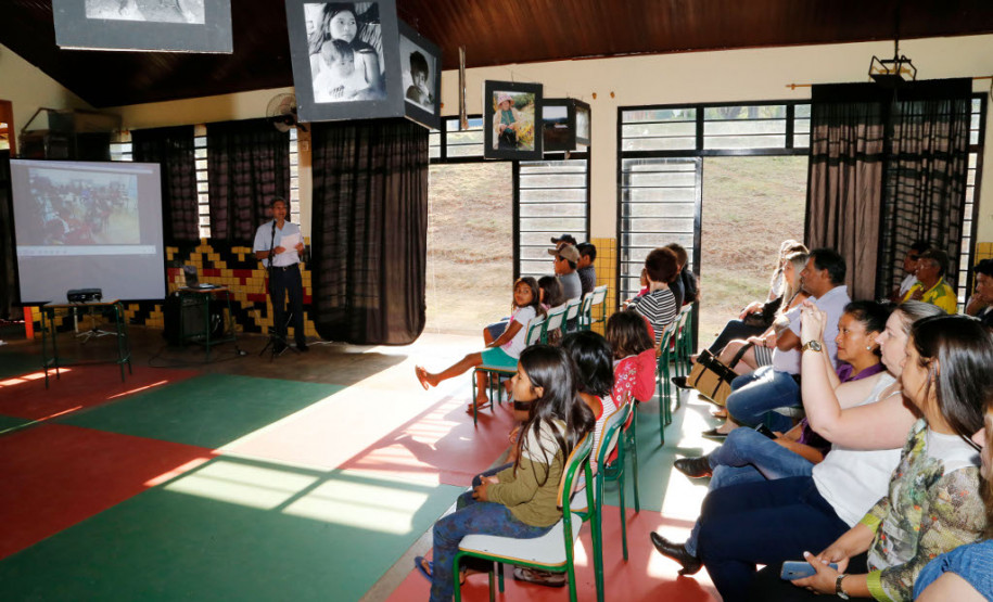 A secretária de Estado da Educação, professora Ana Seres, visitou nesta quinta-feira (28) o Colégio Estadual Indígena Rio das Cobras, que foi a primeira unidade indígena da rede estadual de ensino. A escola está localizada na terra indígena de mesmo nome, no município de Nova Laranjeiras, no Centro-Sul do Paraná.