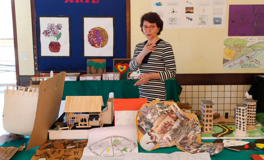 A secretária de Estado da Educação, professora Ana Seres, visitou nesta quinta-feira (28) o Colégio Estadual Indígena Rio das Cobras, que foi a primeira unidade indígena da rede estadual de ensino. A escola está localizada na terra indígena de mesmo nome, no município de Nova Laranjeiras, no Centro-Sul do Paraná.