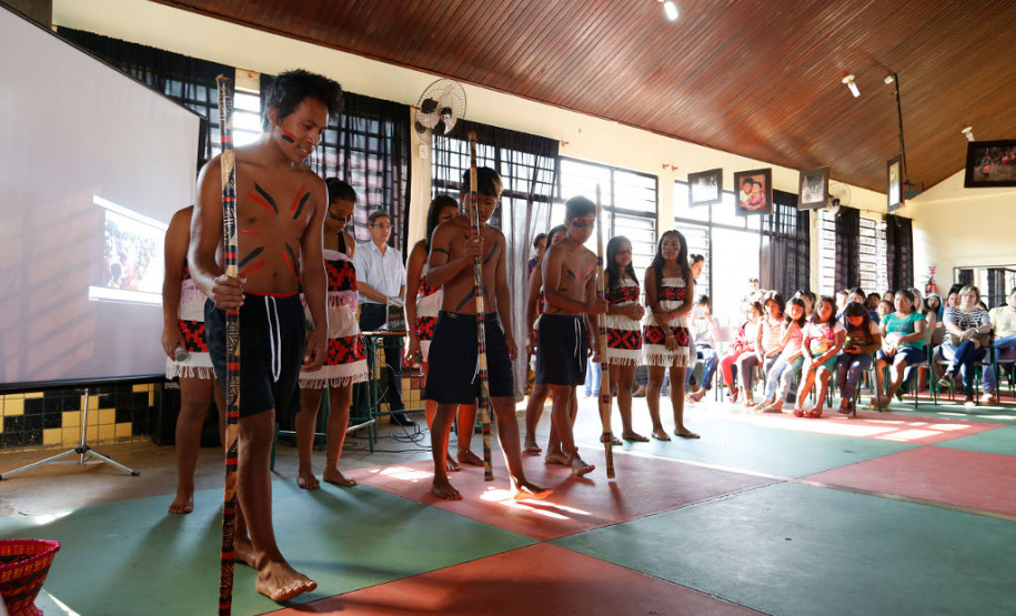 A secretária de Estado da Educação, professora Ana Seres, visitou nesta quinta-feira (28) o Colégio Estadual Indígena Rio das Cobras, que foi a primeira unidade indígena da rede estadual de ensino. A escola está localizada na terra indígena de mesmo nome, no município de Nova Laranjeiras, no Centro-Sul do Paraná.