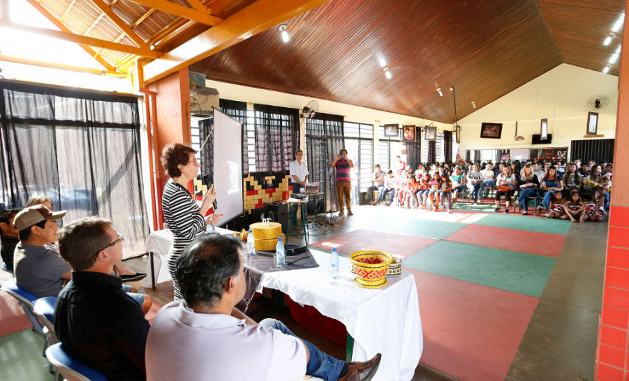 A secretária de Estado da Educação, professora Ana Seres, visitou nesta quinta-feira (28) o Colégio Estadual Indígena Rio das Cobras, que foi a primeira unidade indígena da rede estadual de ensino. A escola está localizada na terra indígena de mesmo nome, no município de Nova Laranjeiras, no Centro-Sul do Paraná.