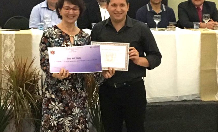 As escolas da rede estadual de ensino da região Oeste receberam nesta sexta-feira (29), em Foz do Iguaçu, o prêmio Gestão Paraná. As unidades, pertencentes ao Núcleo Regional de Educação de Foz do Iguaçu, foram contempladas por desenvolver trabalhos pedagógicos inéditos e envolver a comunidade nas ações do cotidiano escolar.