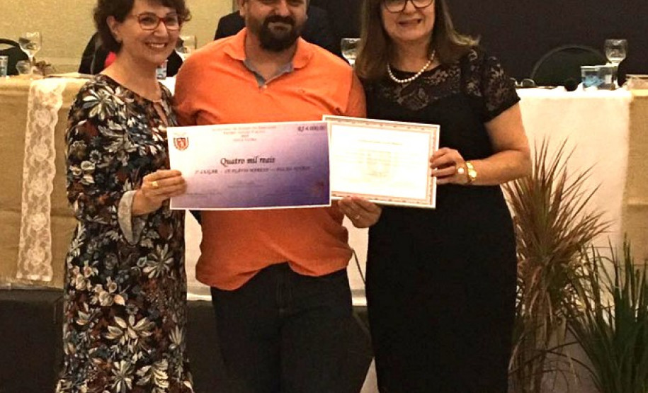 As escolas da rede estadual de ensino da região Oeste receberam nesta sexta-feira (29), em Foz do Iguaçu, o prêmio Gestão Paraná. As unidades, pertencentes ao Núcleo Regional de Educação de Foz do Iguaçu, foram contempladas por desenvolver trabalhos pedagógicos inéditos e envolver a comunidade nas ações do cotidiano escolar.