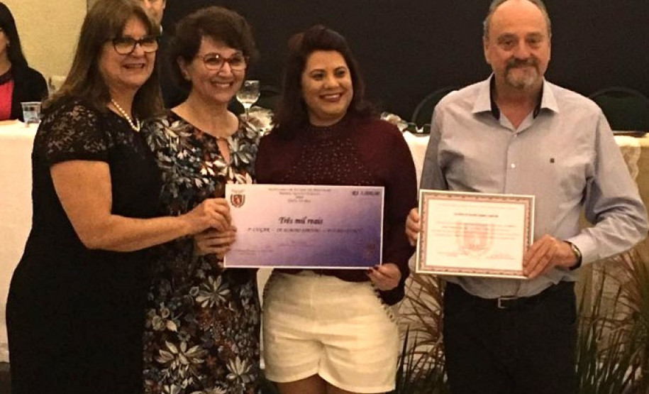 As escolas da rede estadual de ensino da região Oeste receberam nesta sexta-feira (29), em Foz do Iguaçu, o prêmio Gestão Paraná. As unidades, pertencentes ao Núcleo Regional de Educação de Foz do Iguaçu, foram contempladas por desenvolver trabalhos pedagógicos inéditos e envolver a comunidade nas ações do cotidiano escolar.