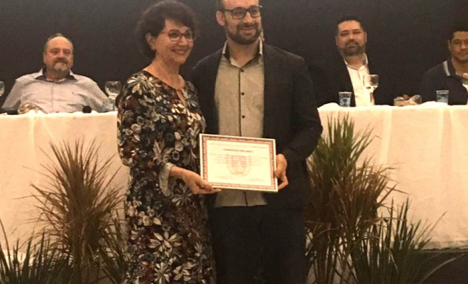 As escolas da rede estadual de ensino da região Oeste receberam nesta sexta-feira (29), em Foz do Iguaçu, o prêmio Gestão Paraná. As unidades, pertencentes ao Núcleo Regional de Educação de Foz do Iguaçu, foram contempladas por desenvolver trabalhos pedagógicos inéditos e envolver a comunidade nas ações do cotidiano escolar.