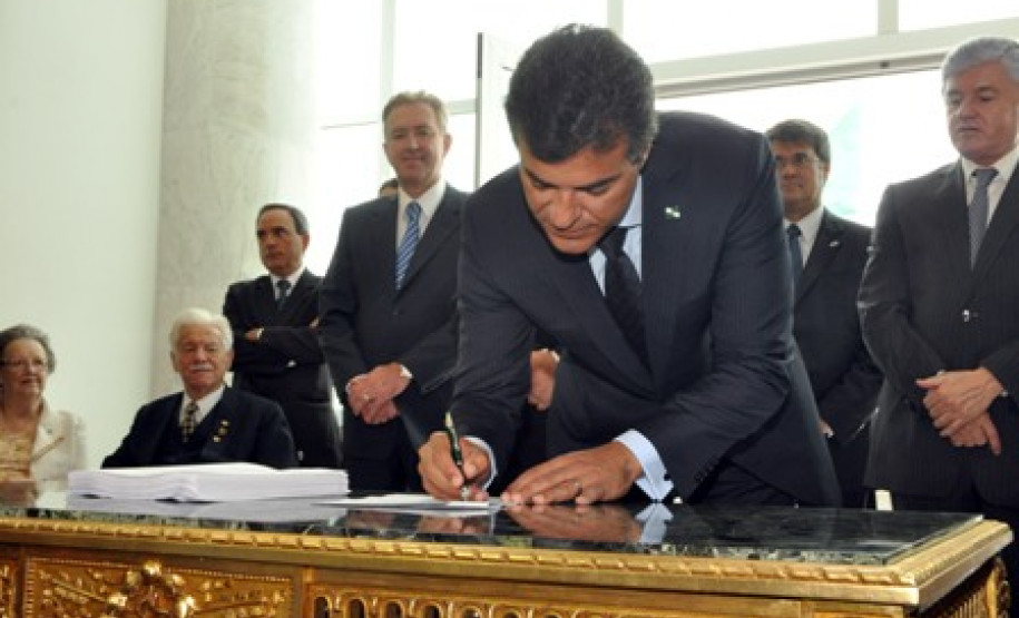 Governador retomou atividades administravas na sede oficial do Governo do Estado nesta quarta-feira e disse que primeiro ato simboliza prioridade que atual gestão dá à educação. Em uma solenidade simples, reabertura do prédio foi marcada pela abertura de exposição de objetos e imagens históricas do Palácio.