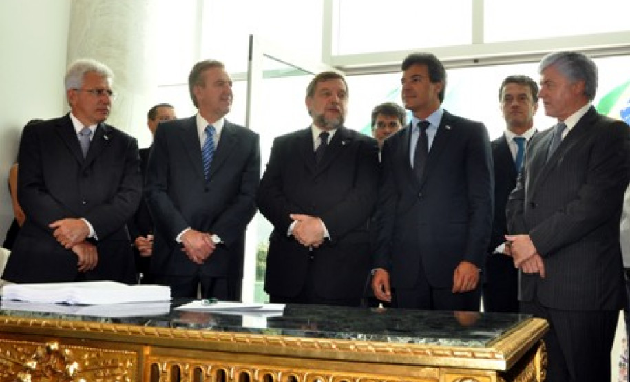 Governador retomou atividades administravas na sede oficial do Governo do Estado nesta quarta-feira e disse que primeiro ato simboliza prioridade que atual gestão dá à educação. Em uma solenidade simples, reabertura do prédio foi marcada pela abertura de exposição de objetos e imagens históricas do Palácio.