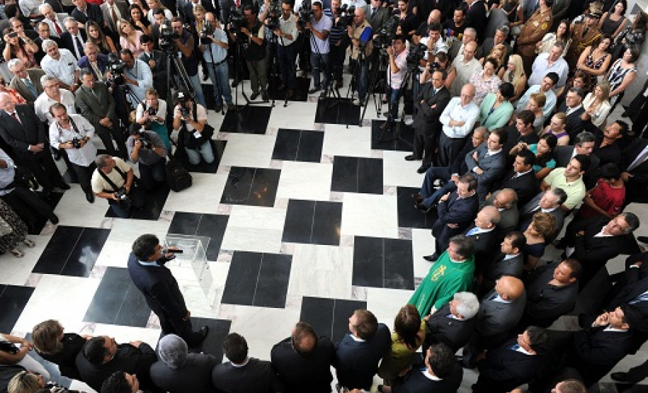 Na reabertura do Palácio Iguaçu, Richa nomeia 9.516 professores