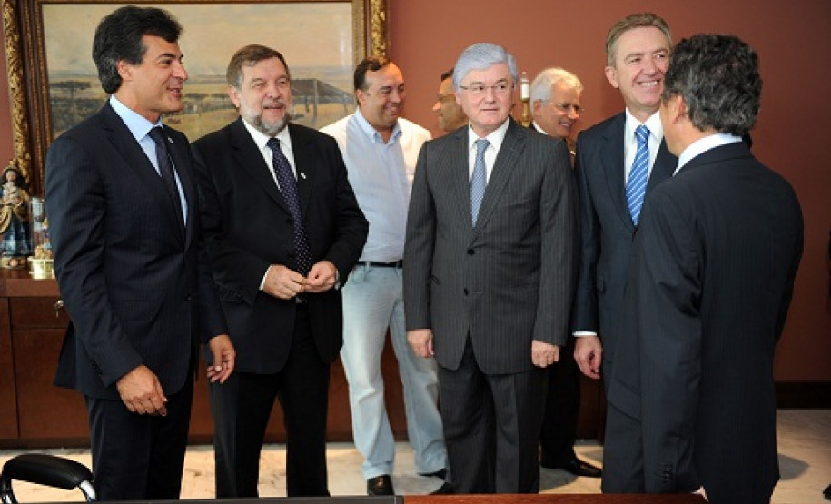 Na reabertura do Palácio Iguaçu, Richa nomeia 9.516 professores