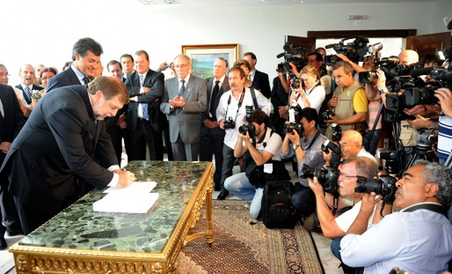 Na reabertura do Palácio Iguaçu, Richa nomeia 9.516 professores