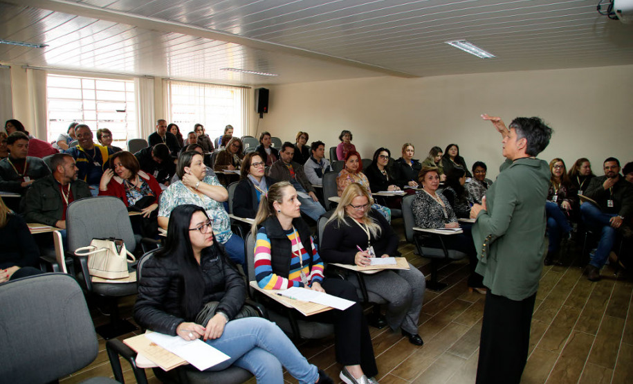Servidores da Secretaria de Estado da Educação que atuam no Gabinete e na Diretoria Geral (DG) iniciaram nesta segunda-feira (2), em Curitiba, uma série de cursos de formação continuada voltados à relação interpessoal e trabalho colaborativo.