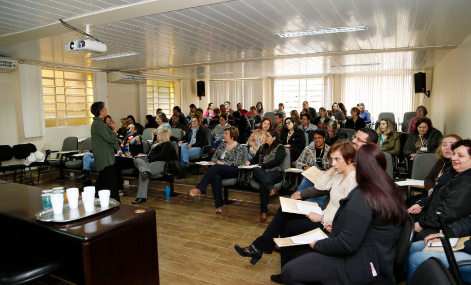 Servidores da Secretaria de Estado da Educação que atuam no Gabinete e na Diretoria Geral (DG) iniciaram nesta segunda-feira (2), em Curitiba, uma série de cursos de formação continuada voltados à relação interpessoal e trabalho colaborativo.
