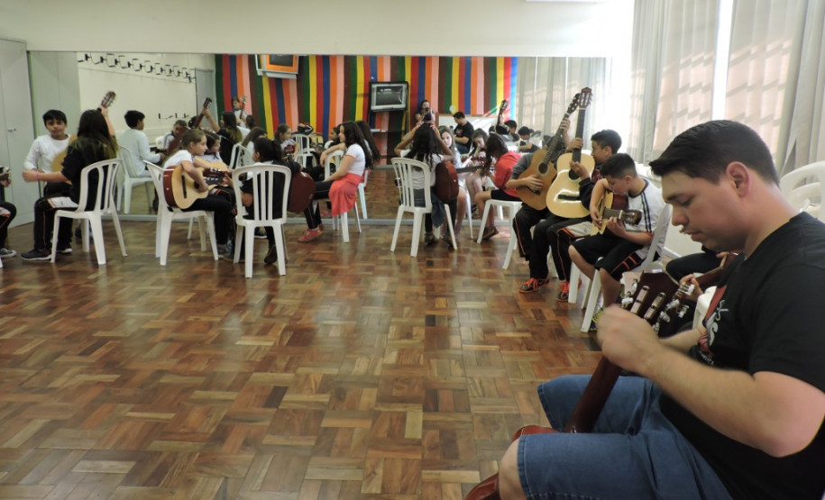 O Colégio Estadual Monteiro Lobato, de Dois Vizinhos (região Sudoeste), trabalha com Educação em Tempo Integral e também com o Programa Novo Mais Educação. “A jornada ampliada traz muitos benefícios aos estudantes. Amplia a conscientização deles quanto a vários temas atuais, ficam mais participativos e interessados”, afirma a diretora Helena Maria Guareschi.