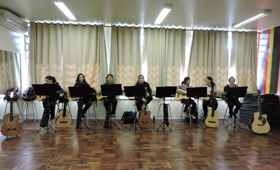 O Colégio Estadual Monteiro Lobato, de Dois Vizinhos (região Sudoeste), trabalha com Educação em Tempo Integral e também com o Programa Novo Mais Educação. “A jornada ampliada traz muitos benefícios aos estudantes. Amplia a conscientização deles quanto a vários temas atuais, ficam mais participativos e interessados”, afirma a diretora Helena Maria Guareschi.