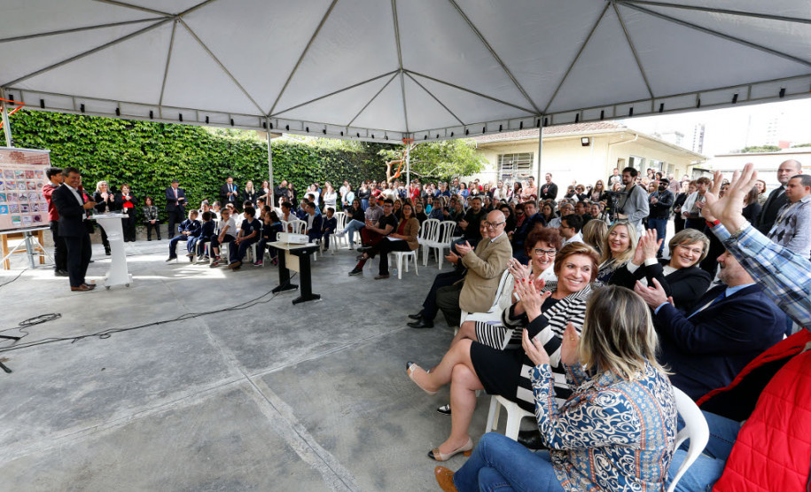 O governador Beto Richa lançou nesta terça-feira (03), na sede da Secretaria de Estado da Educação, em Curitiba, o Sinalário Disciplinar em Libras, uma ferramenta de apoio para profissionais da educação, estudantes surdos, comunidade surda e toda pessoa interessada