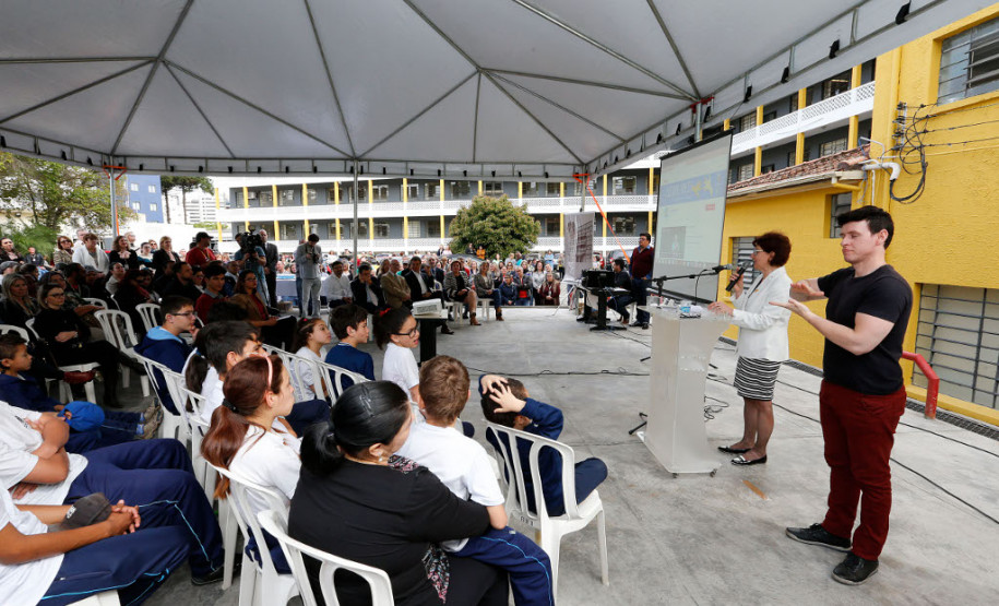 O governador Beto Richa lançou nesta terça-feira (03), na sede da Secretaria de Estado da Educação, em Curitiba, o Sinalário Disciplinar em Libras, uma ferramenta de apoio para profissionais da educação, estudantes surdos, comunidade surda e toda pessoa interessada