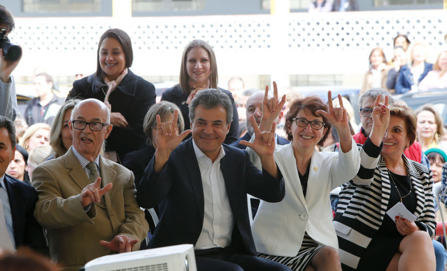 O governador Beto Richa lançou nesta terça-feira (03), na sede da Secretaria de Estado da Educação, em Curitiba, o Sinalário Disciplinar em Libras, uma ferramenta de apoio para profissionais da educação, estudantes surdos, comunidade surda e toda pessoa interessada