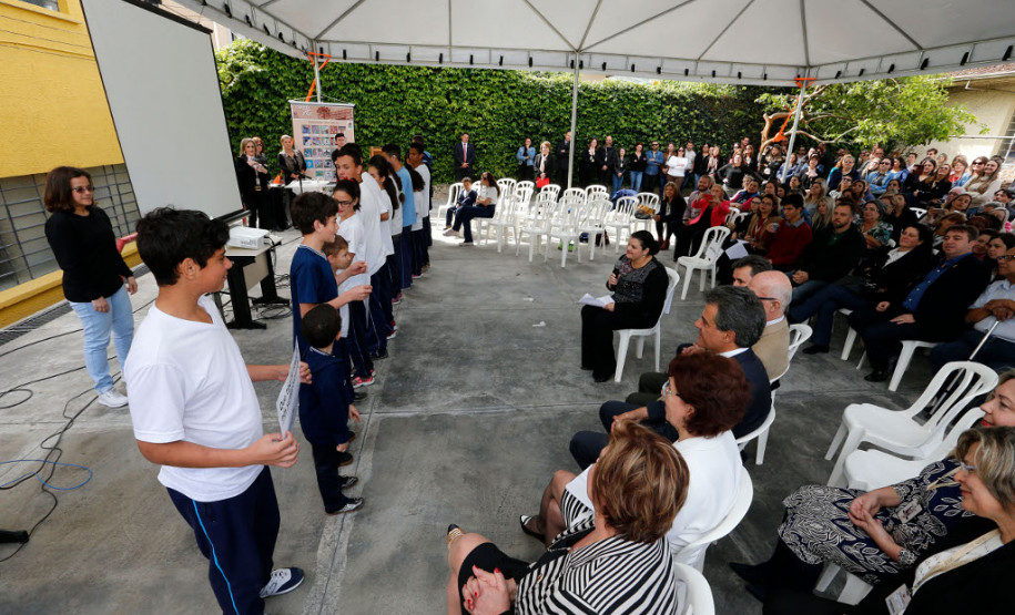 O governador Beto Richa lançou nesta terça-feira (03), na sede da Secretaria de Estado da Educação, em Curitiba, o Sinalário Disciplinar em Libras, uma ferramenta de apoio para profissionais da educação, estudantes surdos, comunidade surda e toda pessoa interessada