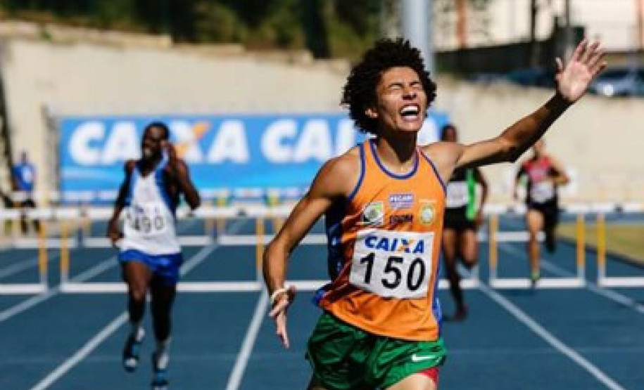 Mikael Antônio de Jesus, 20 anos, é atleta da Força Aérea Brasileira desde 2016. Ele deu os primeiros passos no mundo do atletismo aos 10 anos, quando estudava no Colégio Estadual Dom Bosco, em Campo Mourão. De lá para cá ele foi medalhistas nas edições 2011, 2012, 2013 e 2014 dos Jogos Escolares do Paraná e em quarto lugar nos Jogos Olímpicos da Juventude, em 2014 (realizado na China) e no Campeonato Mundial Sub-20, em 2016 (na Polônia).