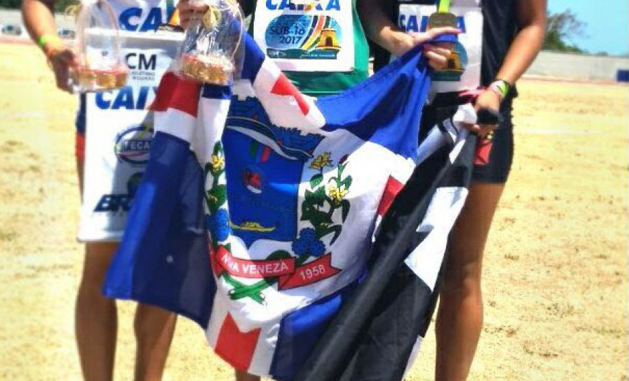 As estudantes Tainá Beatriz Antunes (na foto à esquerda) e Camila Fermino Barbosa, ambas de 15 anos, conquistaram o segundo lugar no Campeonato Brasileiro Caixa Sub-16 de Atletismo. As atletas paranaenses competiram nas provas de 1.000 metros rasos e salto triplo com mais 670 alunos-atletas de 22 estados e o Distrito Federal. A competição foi no último fim de semana, em Fortaleza (CE).