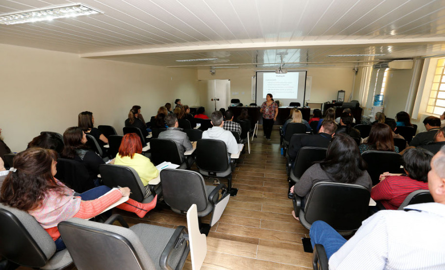 Foram encerrados nesta quinta-feira (5), em Curitiba, os cursos de formação continuada ofertados presencialmente aos profissionais que atuam no Gabinete e Diretorial Geral (DG) da Secretaria de Estado da Educação (SEED). A formação faz parte da programação da Semana Pedagógica, ofertada duas vezes por ano a aproximadamente 100 mil profissionais da educação.