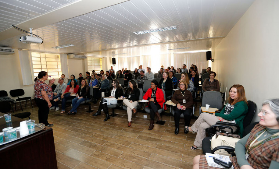 Foram encerrados nesta quinta-feira (5), em Curitiba, os cursos de formação continuada ofertados presencialmente aos profissionais que atuam no Gabinete e Diretorial Geral (DG) da Secretaria de Estado da Educação (SEED). A formação faz parte da programação da Semana Pedagógica, ofertada duas vezes por ano a aproximadamente 100 mil profissionais da educação.