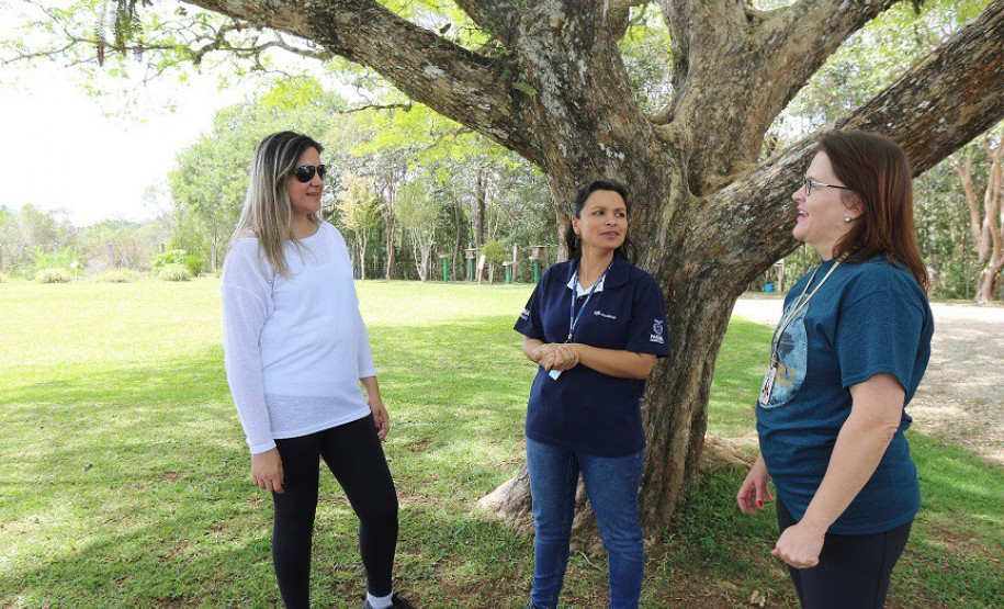 Segundo a assistente do Departamento de Educação Básica da Secretaria da Educação, Denise Estorilho Baganha (direita), a pasta está proporcionando aos professores e técnicos pedagógicos formação continuada em educação ambiental para que isso se reflita nas práticas pedagógicas