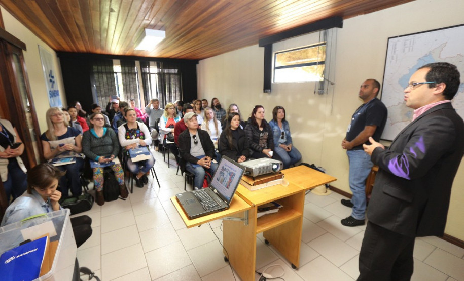 A Companhia de Saneamento do Paraná (Sanepar) é parceira da Secretaria de Estado da Educação na capacitação de técnicos e professores que atuam na educação ambiental nas escolas. Nesta quinta-feira (5), representantes dos 32 Núcleos Regionais de Educação participaram de mais uma etapa de formação com foco na preservação e proteção dos recursos hídricos.
