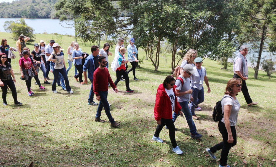 A Companhia de Saneamento do Paraná (Sanepar) é parceira da Secretaria de Estado da Educação na capacitação de técnicos e professores que atuam na educação ambiental nas escolas. Nesta quinta-feira (5), representantes dos 32 Núcleos Regionais de Educação participaram de mais uma etapa de formação com foco na preservação e proteção dos recursos hídricos.