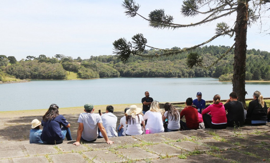 A Companhia de Saneamento do Paraná (Sanepar) é parceira da Secretaria de Estado da Educação na capacitação de técnicos e professores que atuam na educação ambiental nas escolas. Nesta quinta-feira (5), representantes dos 32 Núcleos Regionais de Educação participaram de mais uma etapa de formação com foco na preservação e proteção dos recursos hídricos.