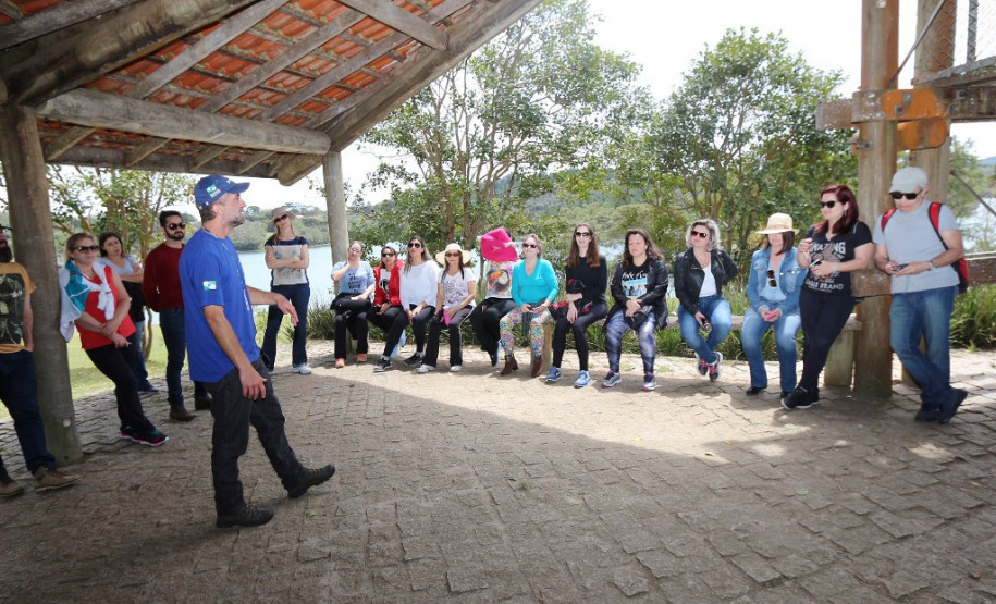 A Companhia de Saneamento do Paraná (Sanepar) é parceira da Secretaria de Estado da Educação na capacitação de técnicos e professores que atuam na educação ambiental nas escolas. Nesta quinta-feira (5), representantes dos 32 Núcleos Regionais de Educação participaram de mais uma etapa de formação com foco na preservação e proteção dos recursos hídricos.