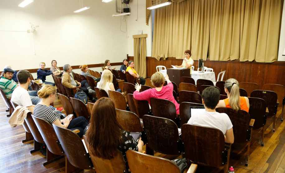 As oficinas do Formação em Ação são realizadas nesta sexta-feira (6) em todas as unidades da rede pública estadual. O evento busca articular teoria e prática e é ofertado aos profissionais que atuam no espaço escolar. As oficinas são organizadas de forma a atender cada instituição e seus profissionais, conforme as necessidades e peculiaridades de cada um.