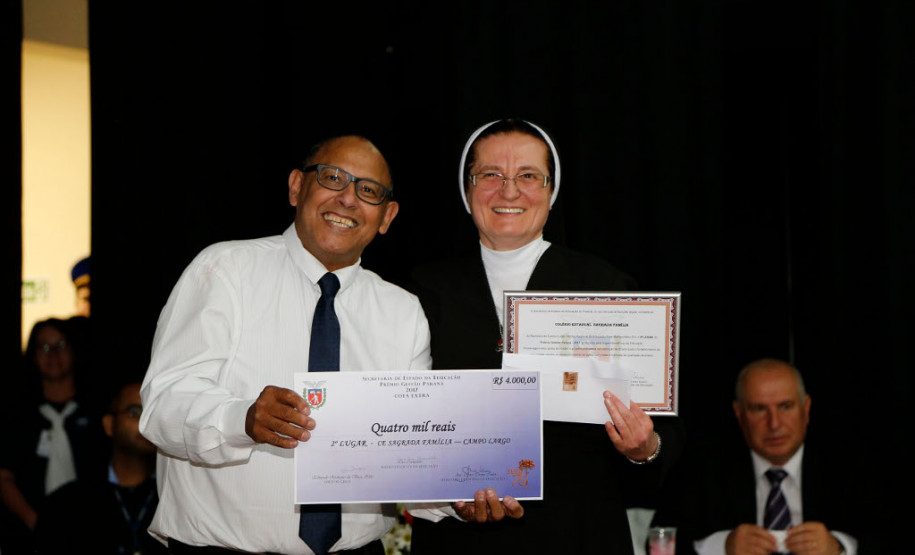 Em segundo lugar ficou o Colégio Estadual Sagrada Família, do município de Campo Largo, que recebeu R$ 4 mil