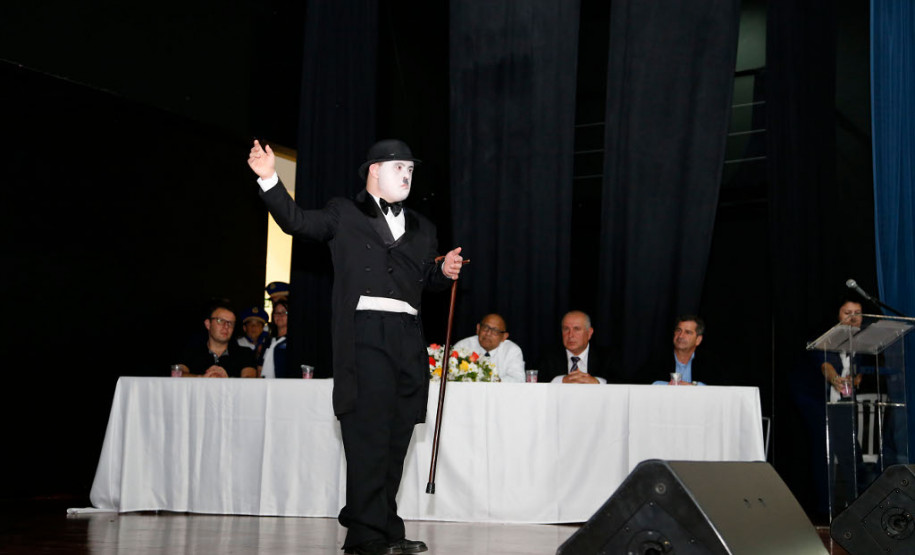 As escolas da rede estadual de ensino da Região Metropolitana de Curitiba – Área Sul receberam nesta sexta-feira (6), na capital, o prêmio de Gestão Paraná. As unidades pertencentes ao Núcleo Regional de Educação da Área Metropolitana Sul foram selecionadas pela Secretaria de Estado da Educação por trabalharem com ações pedagógicas inéditas e envolverem a comunidade nas decisões do cotidiano escolar.