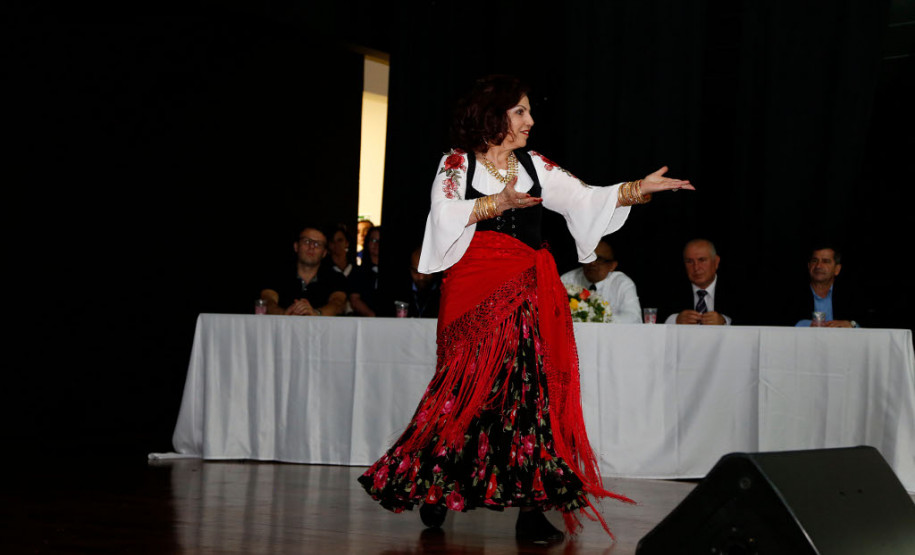 As escolas da rede estadual de ensino da Região Metropolitana de Curitiba – Área Sul receberam nesta sexta-feira (6), na capital, o prêmio de Gestão Paraná. As unidades pertencentes ao Núcleo Regional de Educação da Área Metropolitana Sul foram selecionadas pela Secretaria de Estado da Educação por trabalharem com ações pedagógicas inéditas e envolverem a comunidade nas decisões do cotidiano escolar.