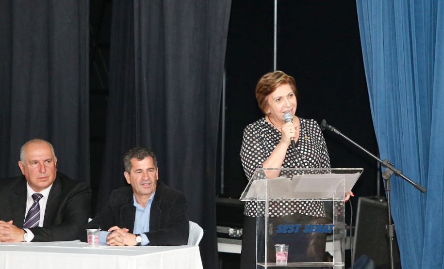 As escolas da rede estadual de ensino da Região Metropolitana de Curitiba – Área Sul receberam nesta sexta-feira (6), na capital, o prêmio de Gestão Paraná. As unidades pertencentes ao Núcleo Regional de Educação da Área Metropolitana Sul foram selecionadas pela Secretaria de Estado da Educação por trabalharem com ações pedagógicas inéditas e envolverem a comunidade nas decisões do cotidiano escolar.