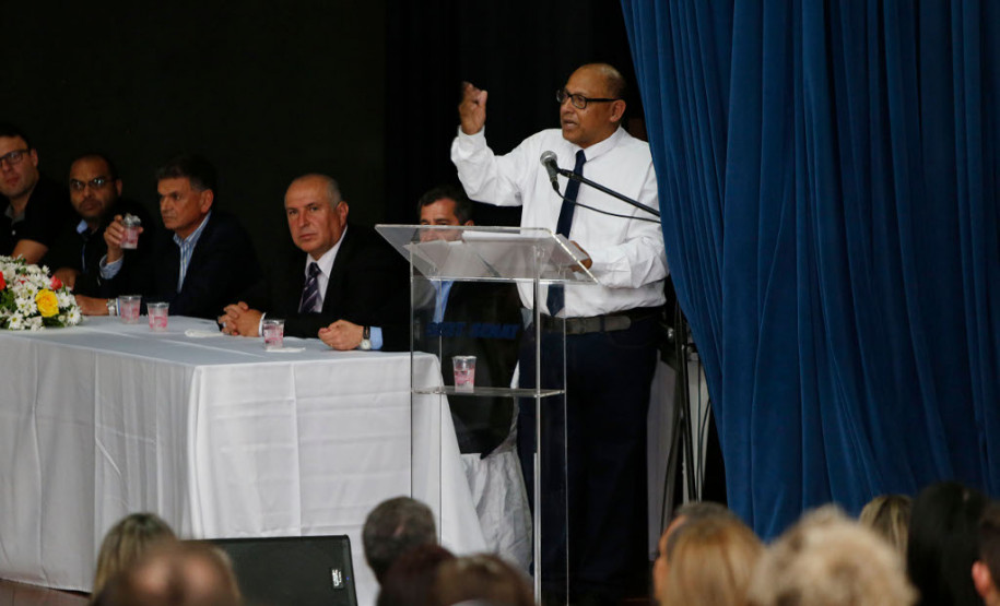 As escolas da rede estadual de ensino da Região Metropolitana de Curitiba – Área Sul receberam nesta sexta-feira (6), na capital, o prêmio de Gestão Paraná. As unidades pertencentes ao Núcleo Regional de Educação da Área Metropolitana Sul foram selecionadas pela Secretaria de Estado da Educação por trabalharem com ações pedagógicas inéditas e envolverem a comunidade nas decisões do cotidiano escolar.