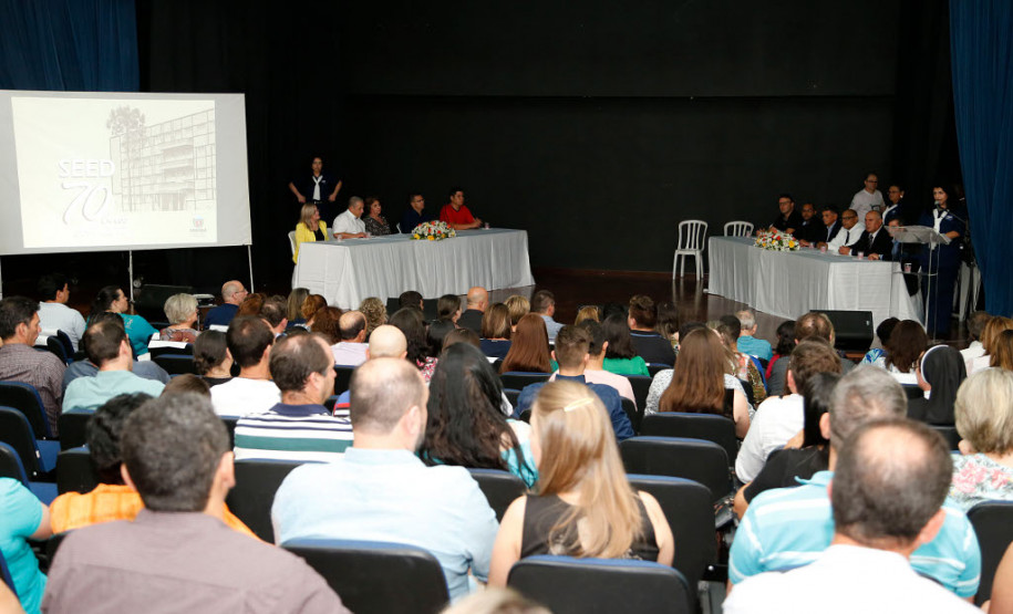 As escolas da rede estadual de ensino da Região Metropolitana de Curitiba – Área Sul receberam nesta sexta-feira (6), na capital, o prêmio de Gestão Paraná. As unidades pertencentes ao Núcleo Regional de Educação da Área Metropolitana Sul foram selecionadas pela Secretaria de Estado da Educação por trabalharem com ações pedagógicas inéditas e envolverem a comunidade nas decisões do cotidiano escolar.