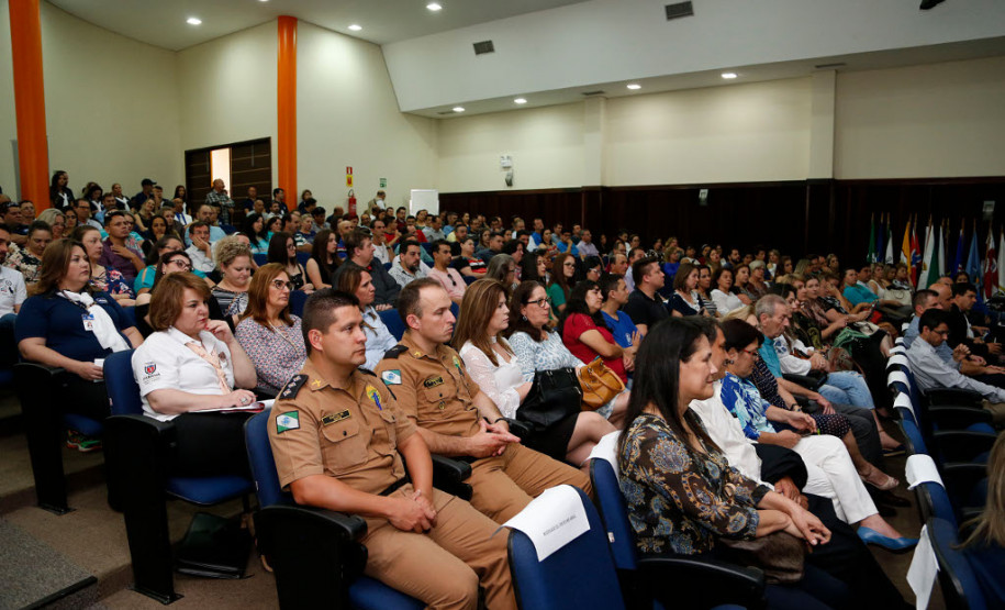 As escolas da rede estadual de ensino da Região Metropolitana de Curitiba – Área Sul receberam nesta sexta-feira (6), na capital, o prêmio de Gestão Paraná. As unidades pertencentes ao Núcleo Regional de Educação da Área Metropolitana Sul foram selecionadas pela Secretaria de Estado da Educação por trabalharem com ações pedagógicas inéditas e envolverem a comunidade nas decisões do cotidiano escolar.