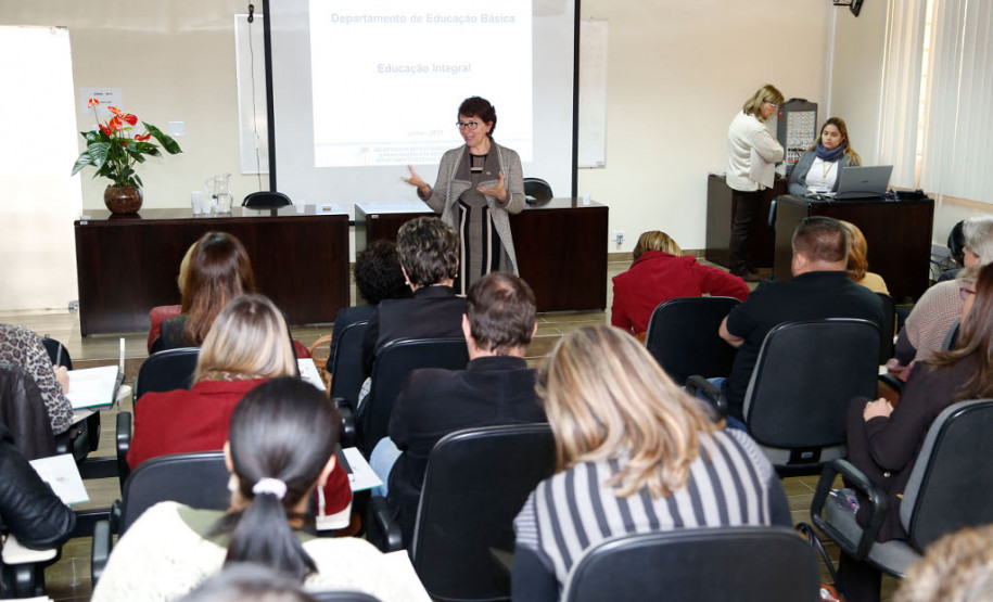 Chegamos ao Dia do Professor, profissional que, junto com os funcionários das escolas, dá vida à nossa missão: a educação.