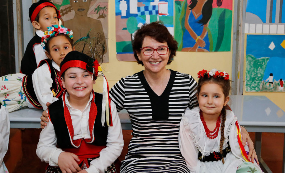 Chegamos ao Dia do Professor, profissional que, junto com os funcionários das escolas, dá vida à nossa missão: a educação.