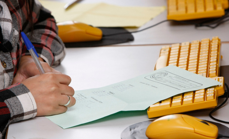 Secretaria da Educação lança novo simulado para o Enem Os estudantes da rede estadual de ensino que farão as provas do Exame Nacional do Ensino Médio (Enem) nos dias 5 e 12 de novembro terão um reforço. A Secretaria de Estado da Educação disponibilizou gratuitamente o novo Simulado – Gabaritando o Enem 2017 para acesso público. O material permite aos estudantes simular e verificar o desempenho dos conteúdos previstos no exame. Na foto, alunos realizam simulado de anos anteriores.